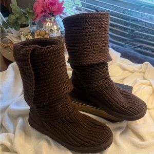 UGG Brown Knit Women's Boots
Size 8